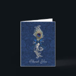 Chic Damask et Peacock Mariage Merci<br><div class="desc">Chic bleu sur bleu damassé motif mariage merci carte de note, avec de jolis graphiques d'un ton argenté fleurit, avec une plume paon, arc bleu, décorations perles. Le texte gris clair indique le Merci. Personnalisez le texte de couleur bleue à l'intérieur de la carte pour répondre à vos besoins. Produits...</div>