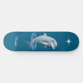 Chic Dolphin, Custom Star & Script op Ocean Blue Skateboard (Horizontaal)
