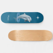 Chic Dolphin, Custom Star & Script op Ocean Blue Skateboard (Horizontaal)