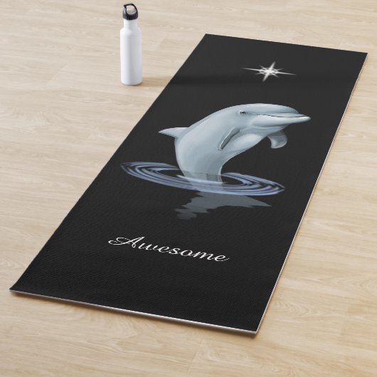 Chic Dolphin, Custom Star & Script op zwart Yogamat (In situ)