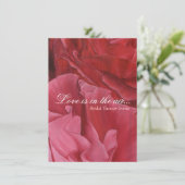 Chic elegant red roses vrijgezellenfeest nodigt ui kaart (Staand voorkant)