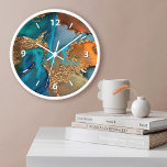 Chic en marbre glacé aquarelle or turquoise orange<br><div class="desc">Des chiffres graphiques blancs recouvrent une riche aquarelle abstraite, glam, or veiné, bleu turquoise et jaune orange sur cette horloge murale élégante, tendance, moderne. Vous avez le choix entre un visage rond ou carré. Faites une déclaration accueillante et élégante où qu’elle soit accrochée. Un grand ajout à votre salon ou...</div>