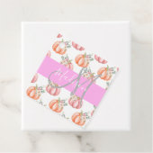 Chic Floral White Pink Peach Pumpkin Monogram Naam Bedankjes Labels (In situ)