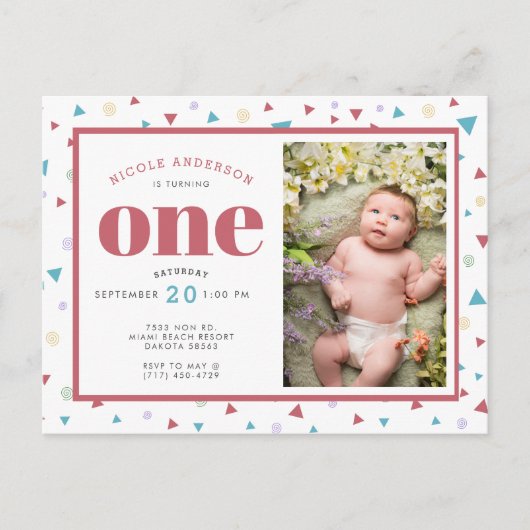 Chic Geometric Triangle en Swirls First Birthday Aankondigingskaart (Voorkant)