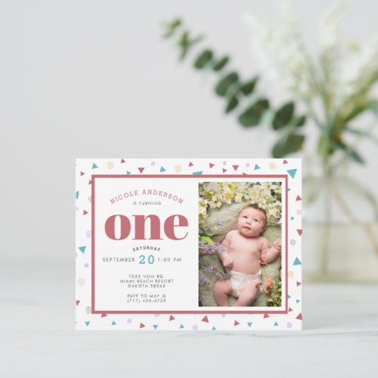 Chic Geometric Triangle en Swirls First Birthday Aankondigingskaart (Staand voorkant)