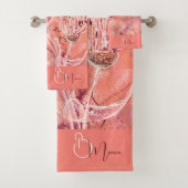 Chic Girly Peach Pink Flowers Monogram Bad Handdoek (Insitu)