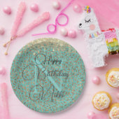 Chic Glittery Feathers Monogram Birthday Papieren Bordje (Feest)