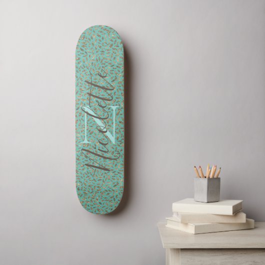 Chic Glittery Feathers Monogramme Skateboard (Art mural)