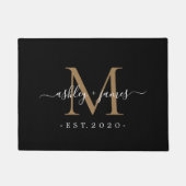 Chic Gold Monogram Script Names Weddendatum zwart Deurmat (Voorkant)
