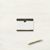 Chic Gold Polka Dots on Black met jouw monogram Post-it® Notes (Op bureau)