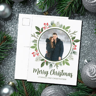 Chic Green Holly Christmas Wreath Paar Foto Feestdagenkaart