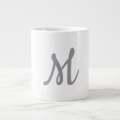 Chic Grey Initiaal Letter Monogram Modern Extra Grote Beker (Voorkant)