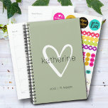 Chic Heart Sage Vert hebdomadaire Mensuel Non Daté<br><div class="desc">Ce planificateur vert sage est personnalisé avec votre nom dans une police simple sur un grand coeur blanc. Idéal pour vous-même ou un grand cadeau pour toute occasion. PLUS de couleurs et d'éléments MATCHING dans notre collection.</div>