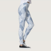 Chic Indigo Blue en White Faux Patchwork Pattern Leggings (Rechts)