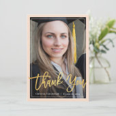 Chic Ivory Gold Script Afstuderen Foto Hartelijk d Aankondiging (Staand voorkant)