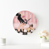 Chic lady die haar buik loopt grote klok (Huis)