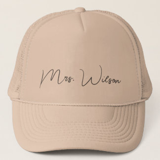 Chic meneer of mevrouw achternaam geborduurd honkb trucker pet