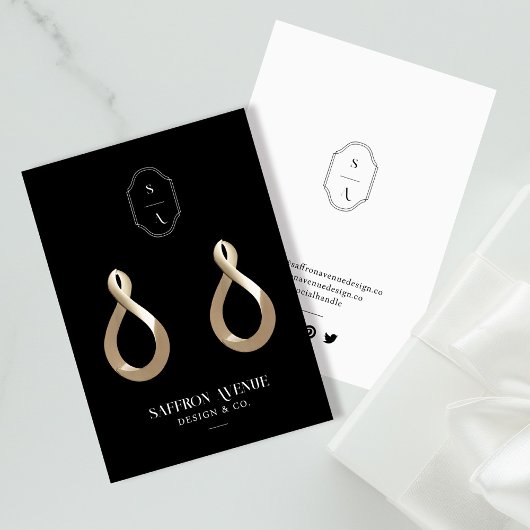 Chic Minimal Black Custom Monogram Earring Display Visitekaartje