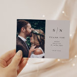 Chic minimal | Merci photo gris et noir<br><div class="desc">Ces élégantes et modernes mariage gris clair remercient les cartes postales d'un design de texte noir simple qui respire le style minimaliste,  avec votre photo de mariage personnelle préférée. Ajoutez vos initiales ou votre monogramme pour les rendre complètement vôtres.</div>