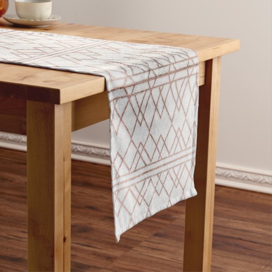 Chic Modern Faux Roos Gold Geometric Triangles Korte Tafelloper (Voorbeeld)