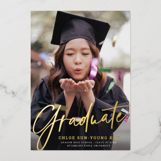 Chic Modern Script Afstuderen Photo Afstuderen Gol Folie Uitnodiging (Voorkant)