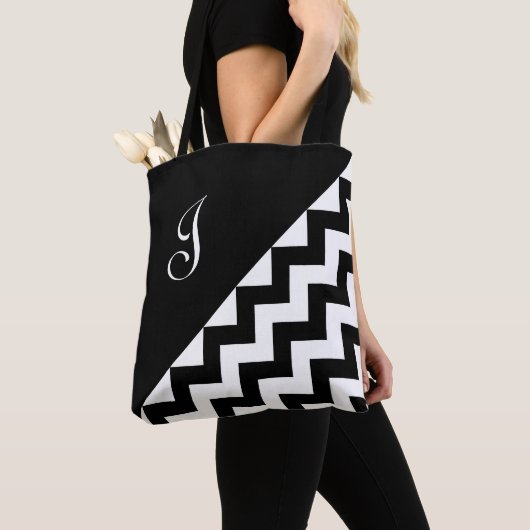 Chic Monogram Black White Geometric Zigzag Pattern Draagtas (Dichtbij)