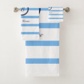 Chic Monogram Blue Stripes Nom de famille Beach Ho (En situation)