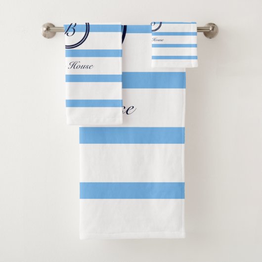 Chic Monogram Blue Stripes Nom de famille Beach Ho (En situation)