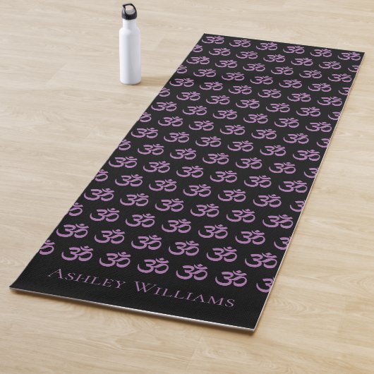 Chic Monogram Paars om Symbol Pattern Black Yoga Yogamat (In situ)