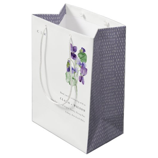  Chic Monogram Violet Floral Bunch Wedding Medium Cadeauzakje (Achterkant Gekanteld)