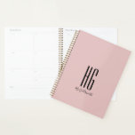 Chic Monogramme Nom Moderne Dusty Blush Rose<br><div class="desc">Chic Monogram Nom initial Modern Dusty Blush Pink Planner conçu par Life on Memory Lane. Design magnifique avec deux monogrammes initiaux et texte de nom scripty. Personnalisez avec vos initiales et votre nom de monogramme. Nous vous invitations à visiter notre magasin Zazzle, Life on Memory Lane, notre magasin pour les...</div>