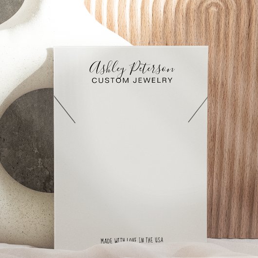 Chic noir et blanc logo bijoux collier affichage