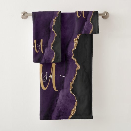 Chic Paars Gold Glitter Agate Custom Monogram Bad Handdoek (Insitu)