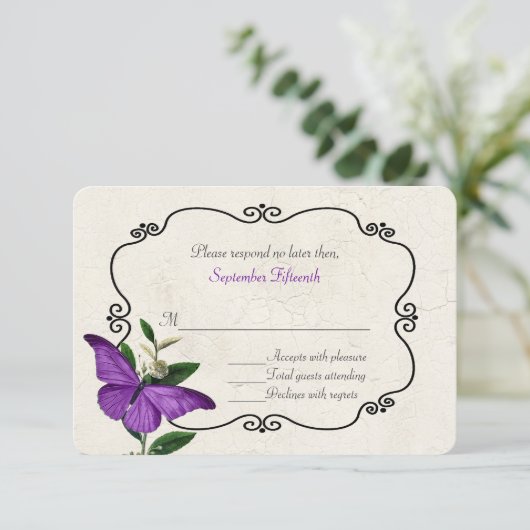 Chic Paarse Butterflies Wedding RSVP Card (Staand voorkant)
