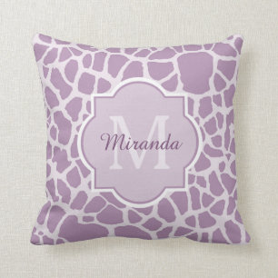 Chic Paarse Giraffe afdrukken met monogram en naam Kussen