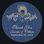 Chic Peacock Feather Wedding Favor Sticker<br><div class="desc">Élégant stickers de faveur de mariage,  fait dans un bleu sur le motif damassé bleu,  avec un tonus argenté fleurit décoré d'une plume paon et arc bleu. Personnalisez le texte gris clair pour votre journée spéciale. Parfait pour vos faveurs de mariage. Produits correspondants disponibles.</div>