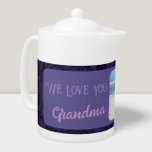 Chic Photo Personnalisée Texte Grandma Cadeau Viol<br><div class="desc">Profitez de votre thé du matin avec style avec notre Chic Personnalisé Photo Text Tea Pot. Cette théière est une façon parfaite d'ajouter une touche personnelle à votre routine de thé, avec un côté avant personnalisé avec votre photo et texte. Le design floral vintage offre une belle toile de fond...</div>