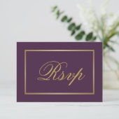Chic Plum Paars Gold Script Calligraphy Wedding RSVP Kaartje (Staand voorkant)