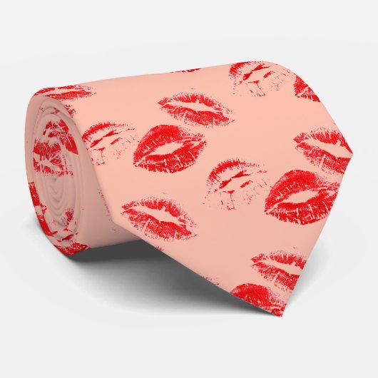 Chic Red Lip Print Stropdas op Coral achtergrond (Opgerold)