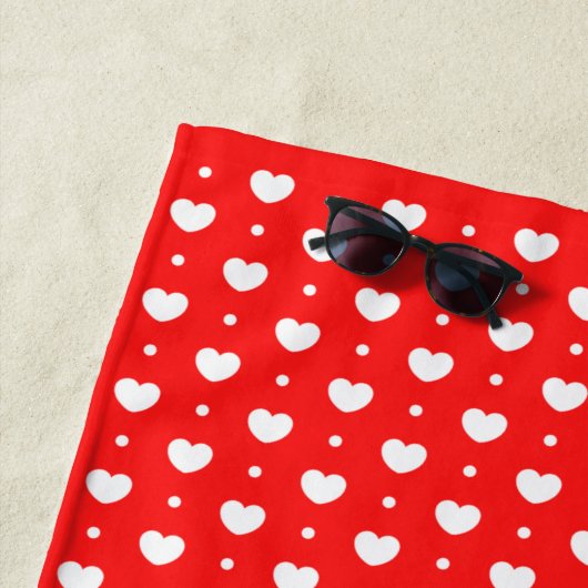 Chic Red White Hearts Motif Family Beach Serviette (En situation)