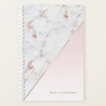 Chic Rose Gold Marble Blush Personnalisé<br><div class="desc">Chic Rose Gold Marble Blush Planner personnalisé | Planificateur personnalisable avec marbre blanc avec or rose et accents de rousseur. Ce planificateur moderne et féminin sera parfait comme un cadeau personnalisé.</div>