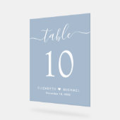 Chic Script Dusty Blue Mariage Numéro de table (Angle)