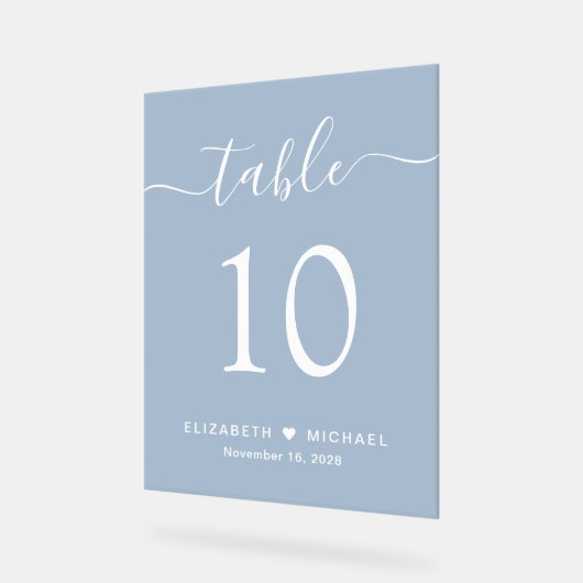 Chic Script Dusty Blue Mariage Numéro de table (Angle)