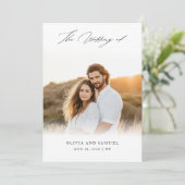 Chic Script Elegante Foto Overlay Witte bruiloft Kaart (Staand voorkant)