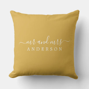 Chic Script Mr Mrs Geel Oker Nieuwgetrouwd Monogra Kussen