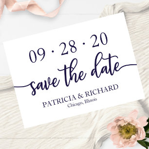 Chic Script Navy Blue White Wedding Save the Date Kaart