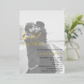 Chic Script Photo Fête des mariées Foil Invitation (Debout devant)