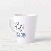 Chic Script Typography Fifty & FABULOUS! Birthday Latte Mok (Linkerhoek)