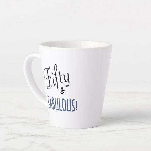 Chic Script Typography Fifty & FABULOUS! Birthday Latte Mok (Linkerhoek)