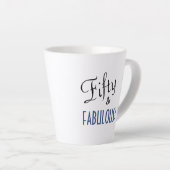 Chic Script Typography Fifty & FABULOUS! Birthday Latte Mok (Rechterhoek)